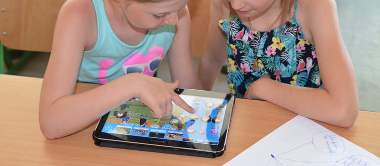 Kinder lernen in einem Workshop die App Knietzsches Geschichtenwerkstatt kennen