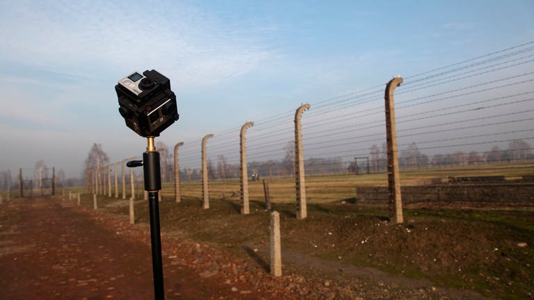 Eine 360°-Kamera auf einem Stativ im ehemaligen Konzentrationslager Auschwitz-Birkenau