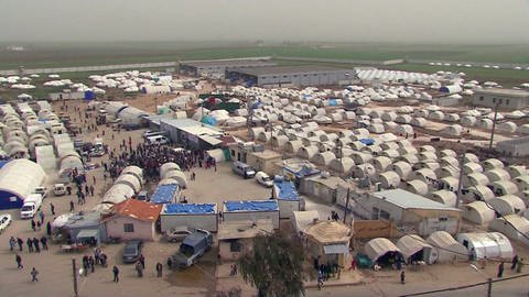 Weiter Blick auf zahlreiche weiße Zelte eines Flüchtlingslagers